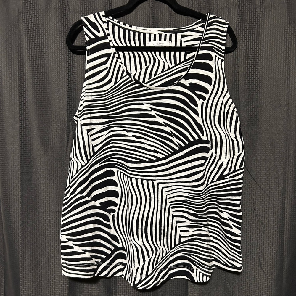 Chicos Geometric Lines White and Black Sleeveless Blouse Women’s Size 3 (XL)